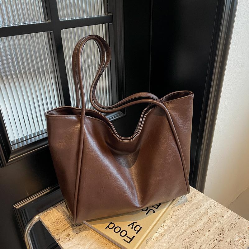 Retro toteväska dam stor kapacitet ny höst och vinter mångsidig enkel axelväska high-end känsla arbets pendlarväska