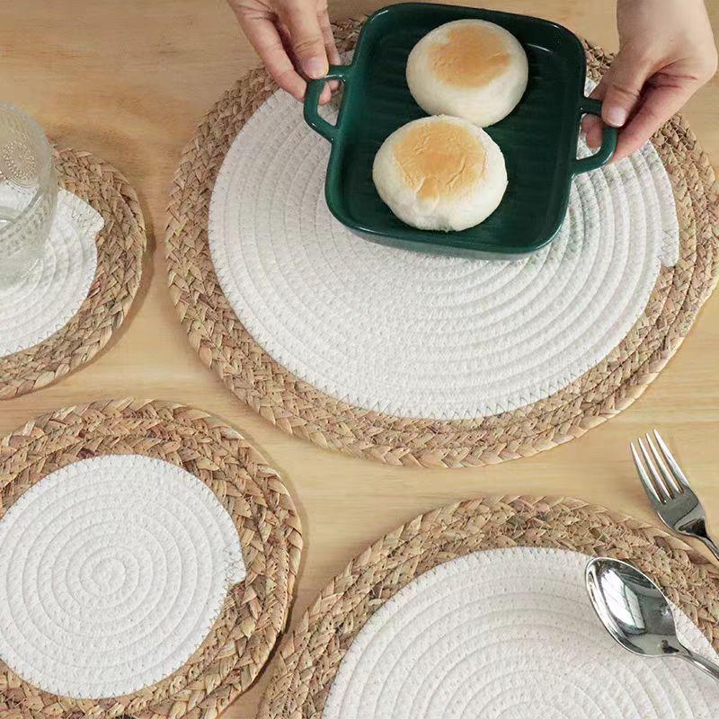 Rattan gewebte Tischsets, Hitzebeständige Untersetzer, Tassenunterlagen, Schüsselunterlagen, Japanisch inspirierte Tischdeko-Kissen für das Esszimmer
