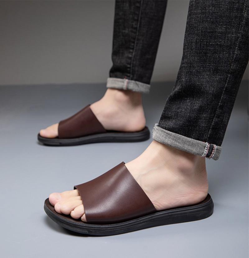 2025Summer Men's Slippers Lightweight PU Soft Leather Slippers Casual Peep Toe Beach Shoes for Men Non Slip Flat Slippers Slides