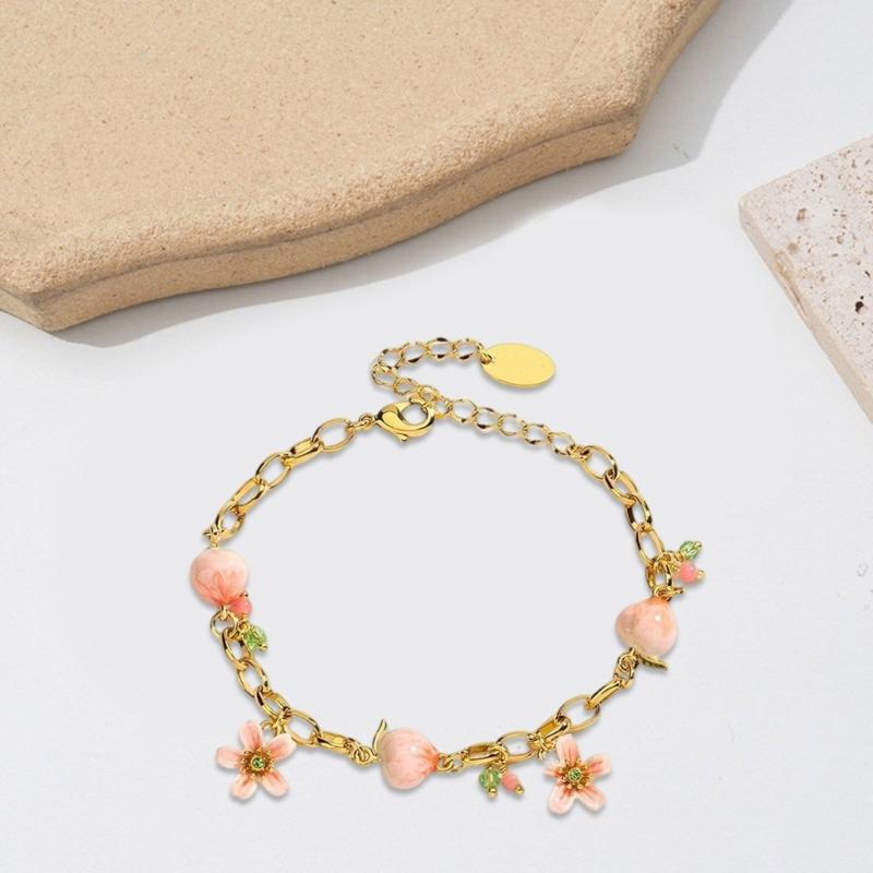 Fashion Peach Charm Bracelet Symbolizing Sweetness and Good Fortune Suitable for Youthful Women and Fashion Enthusiasts