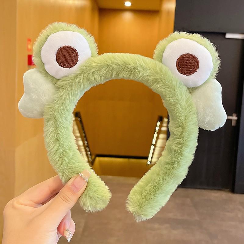 Plush Cartoon Bear Headband: Perfect for Autumn/Winter Skincare, Versatile Outings, and Effortless Style.