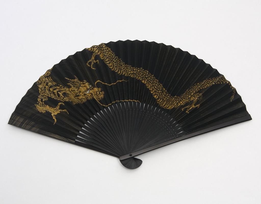 Kjótský ventilátor pro střední gravírovací tašku Sekishu je dodáván v prezentační krabici [Hasegawa] pánské, drak, černý, zlatý, černě zbarvený ventilátor, součástí balení,
