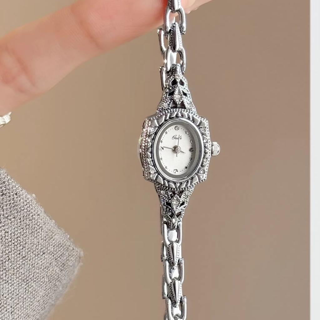 Vintage Women Watches Carved Oval Small Dial Quartz Wristwatch Luxury Hollow Chain Bracelet Watch for Ladies Elegant Gift
