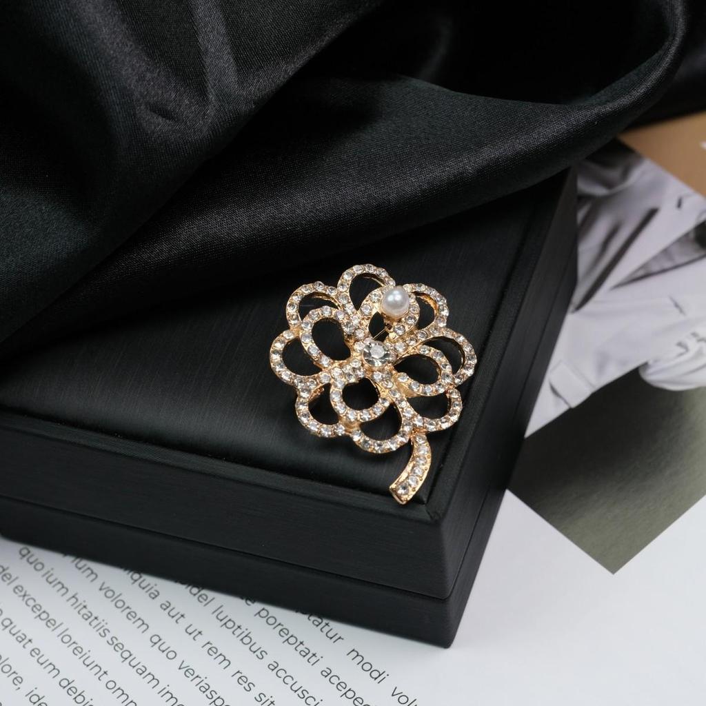 Elegant Versatile Light Luxury Corsage Brooch with Niche Design - Anti-Exposure Pin