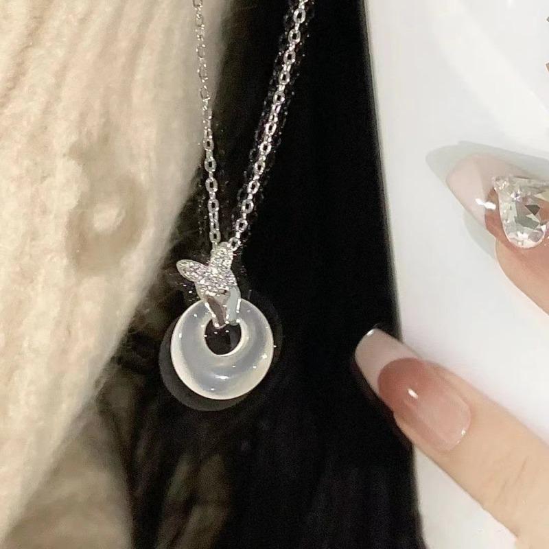 Schmetterling Liebe Sicherheitsverschluss Halskette Damen Leichter Luxus Nischen Design Schlüsselbein Kette für Freundinnen und Freundinnen