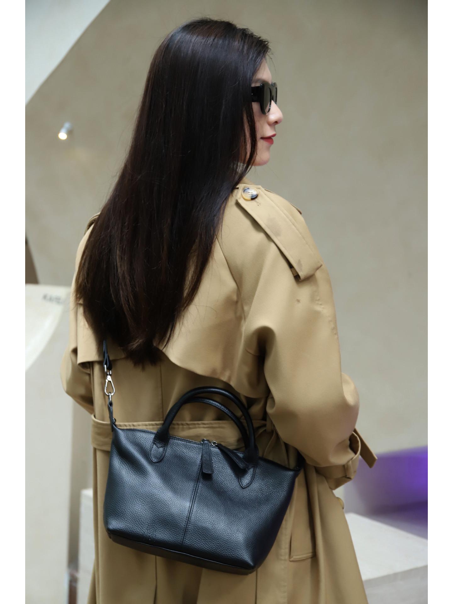 

Женская сумка-тоут через плечо из натуральной кожи New Boston - Нишевый дизайн, Мягкая коровья кожа, Одно плечо и кроссбоди 22cm Length x 11cm Width x 18cm Height чёрный