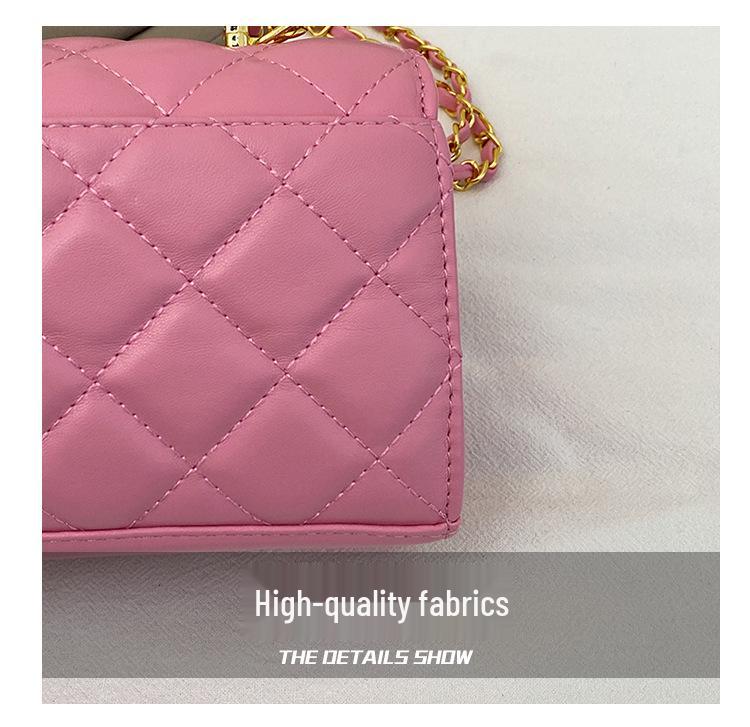 Bolsa Transversal Pequena Xiangfeng Mini com Corrente em Xadrez Diamante e Bola Dourada - Vermelha, Moda Outono