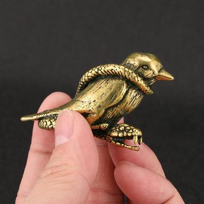 Koperen Vogel Verstrikt door een Slang Klein Ornament Antiek Messing Dierlijke Miniaturen Beeldje Woondecoratie Desktop Decoratie