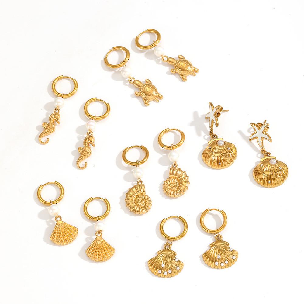 Brincos Série Oceano de Conchas e Cavalos-marinhos em Aço Inoxidável com Banhos de Ouro para Mulheres