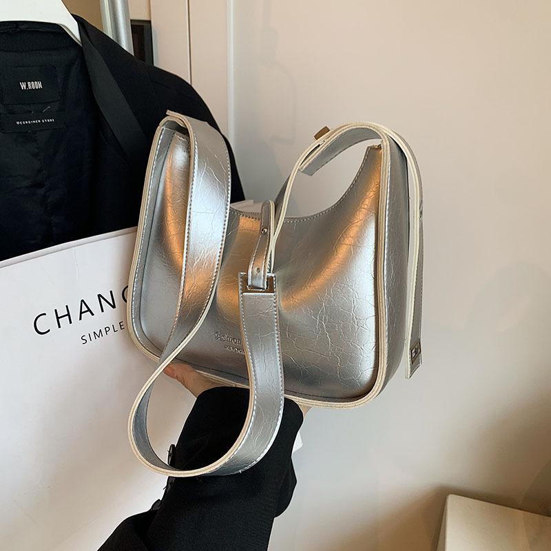 

Женская сумка высокого класса из глянцевой мягкой кожи, сумка-багет на плечо/подмышку, новая универсальная модная нишевая сумка-мессенджер 2025 серебряный