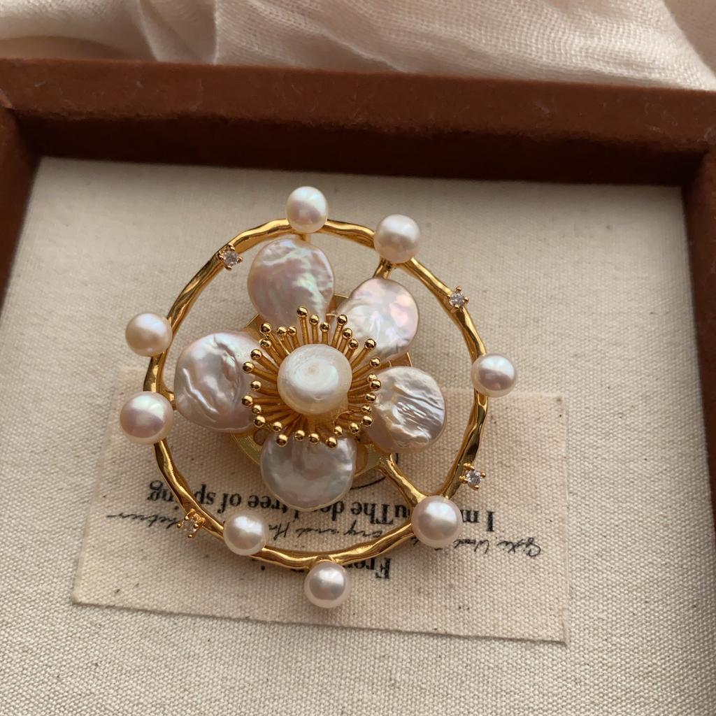 Natural Baroque Pearl Flower Brooch High-End Light Luxury Natural Pearl Warm Temperament Jacket Delicate Pin
