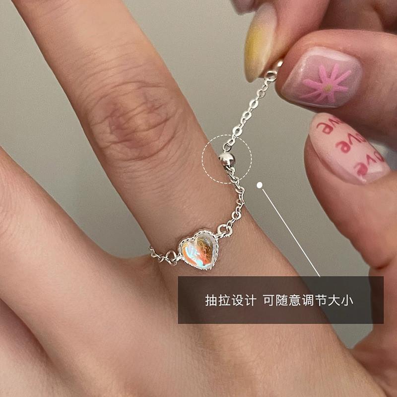 

Кольцо-сердце из лунного камня, искусно выполненное, с шикарной цепочкой для стильного ношения каждый день