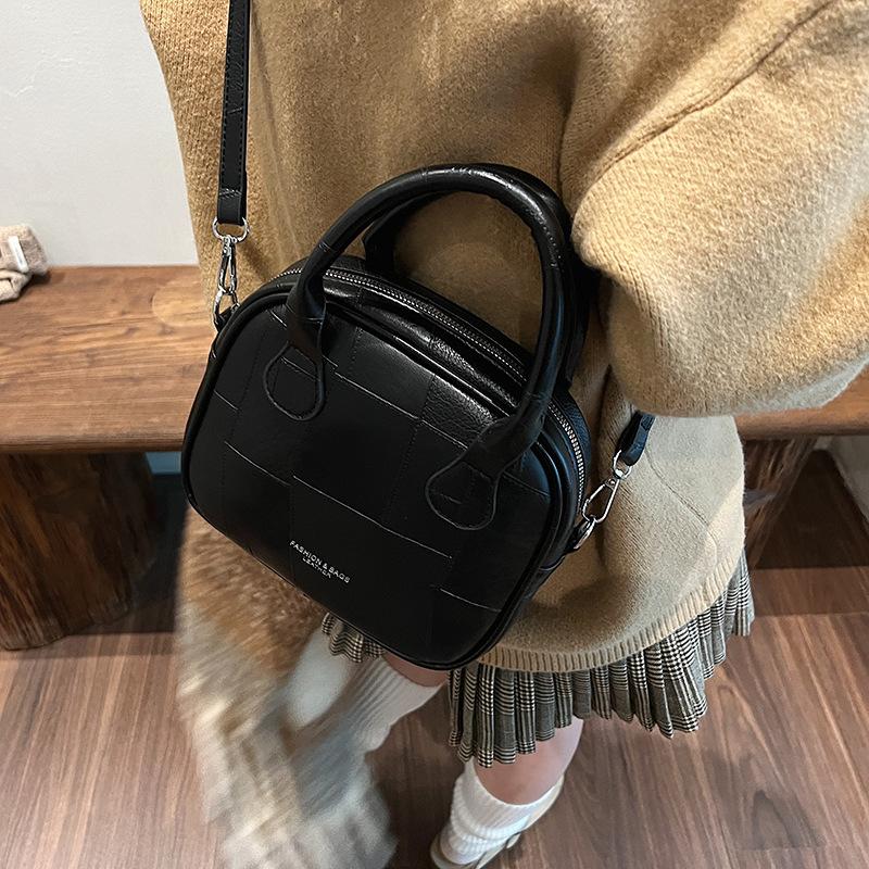 Super fire small bag women's autumn and winter retro 2025 new versatile shoulder messenger bag women's portable pillow bag