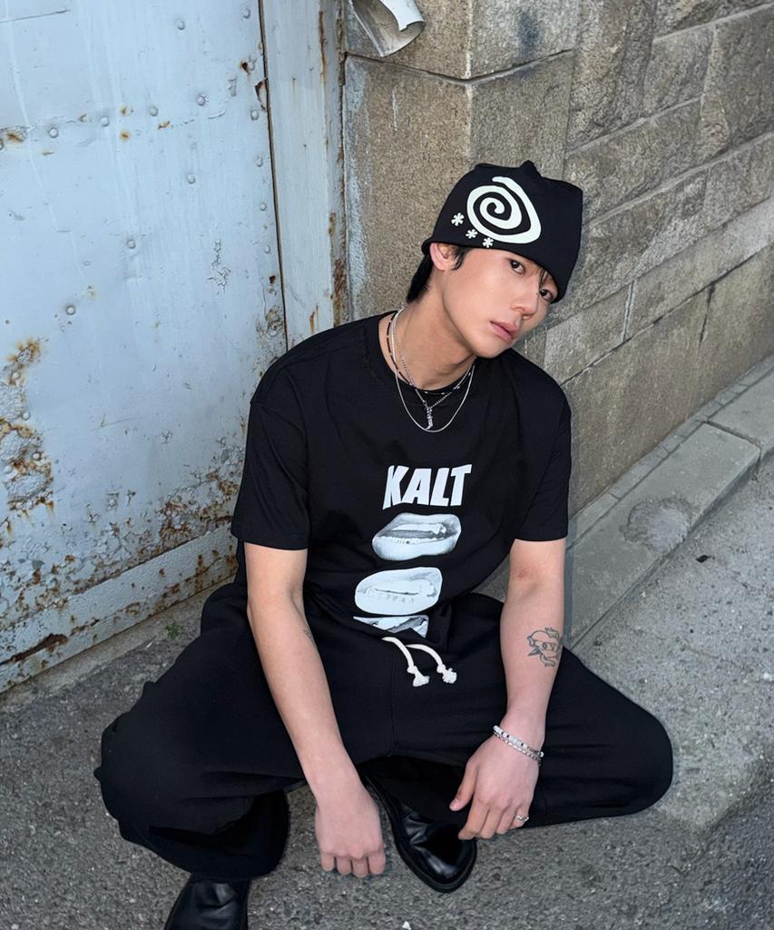 AMOU Kalt Lips Half T-Shirts Black