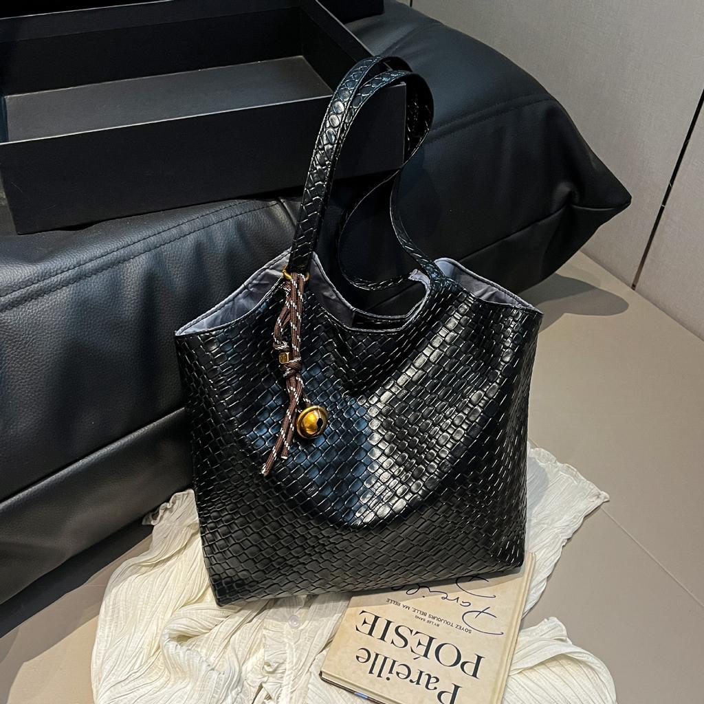 Women's large-capacity shoulder bag 2025 spring and summer new versatile commuter bag, underarm bag, popular tote bag trend this year