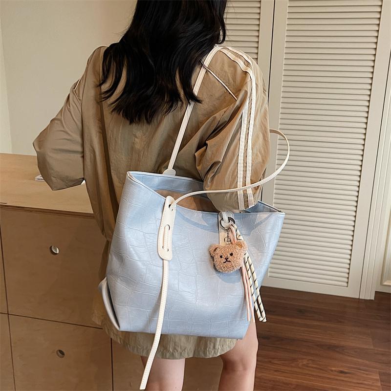 Sommer Neue Einfarbige PU Süße Elegante Leichte Luxus Tragetasche Modische und Einfache Pendel-Freizeit-Schultertaschen für Damen
