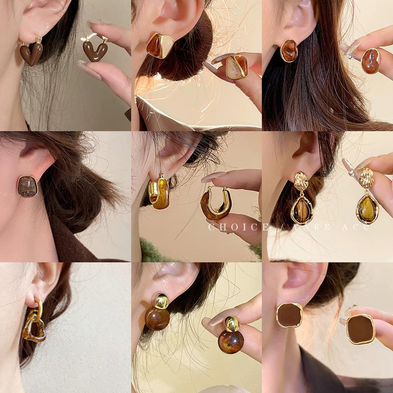 Maillard Coffee Color Amber Earrings Women's Autumn and Winter High-end Commuter Style Earrings Light Luxury Niche Design Earrings