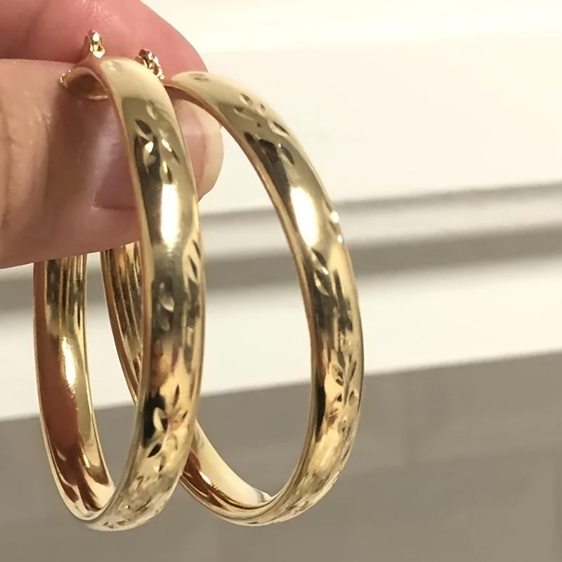 Gold earrings, large round style, electroplated round texture design, eye-catching earrings.