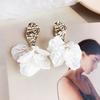 Boucles d'oreilles pendantes pétales de fleurs en coquillage blanc pour femmes