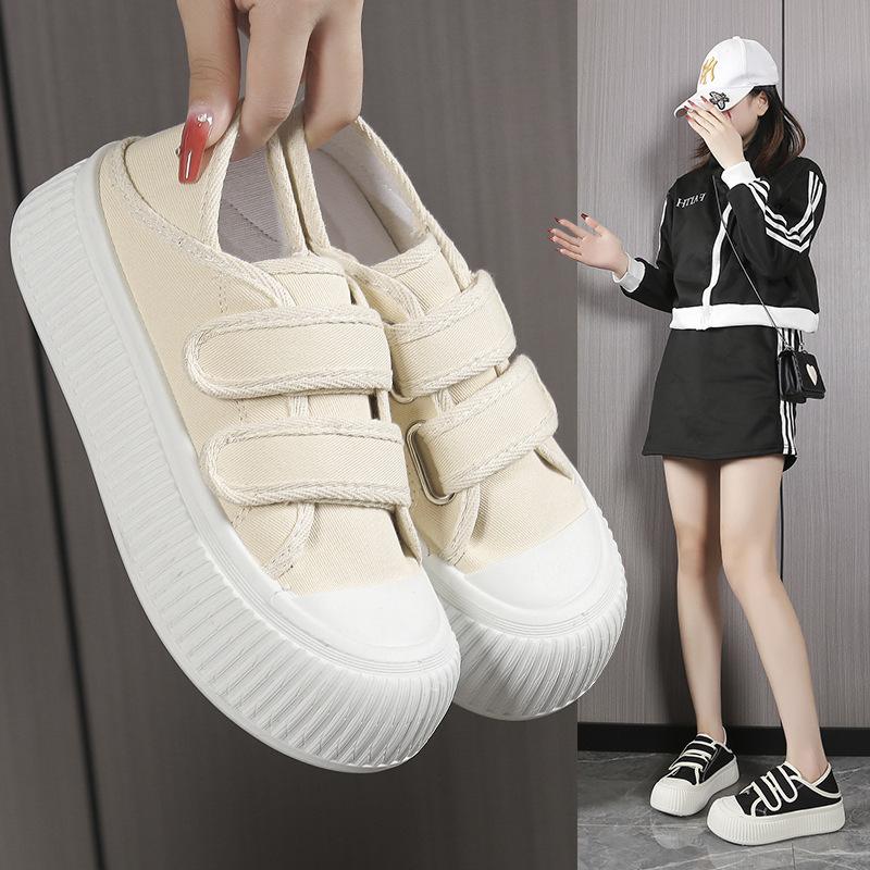 2025 Sommer dünne atmungsaktive Klett-Canvas-Schuhe Damen Nische vielseitig Stufenabsatz zwei Tragemöglichkeiten Plateau Kekse weiße Schuhe