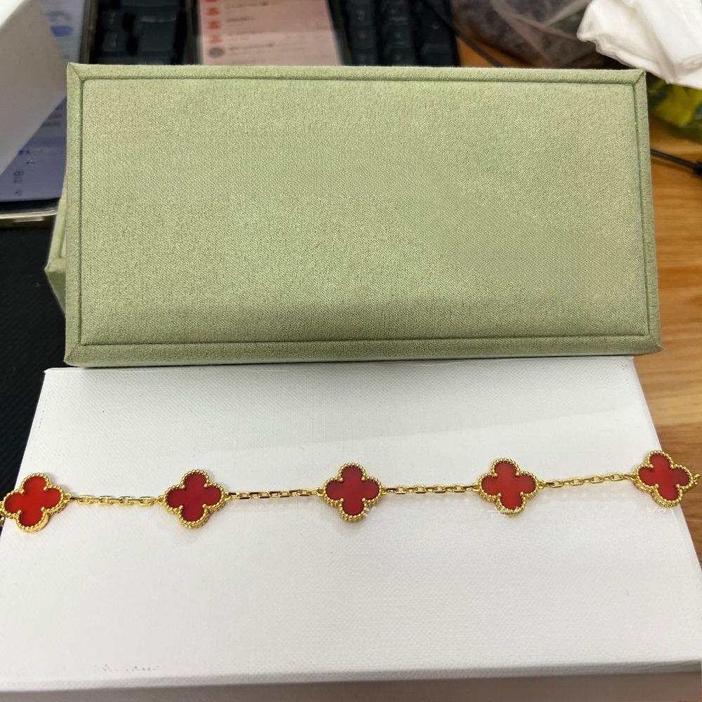 Vierblättriges Klee- und Fünfblüten-Armband mit rotem Achaten - Ein Geschenk für deine Freundin