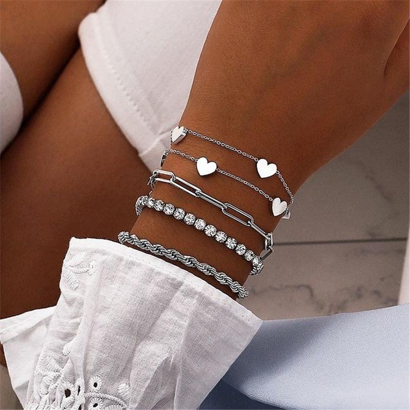 Modne Eleganckie Zestawy Bransoletek z Amuletami w Kształcie Serca dla Kobiet Vintage Minimalistyczne Wieloelementowe Skręcana Łańcuszkowa Metalowe Bransoletki Biżuteria