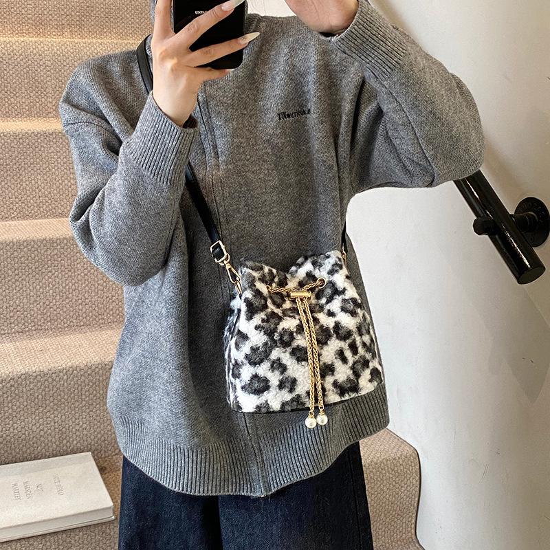 

Niche ring handbag women s 2025 new bundle with leopard print bucket bag plush chain shoulder messenger bag 19*15*18