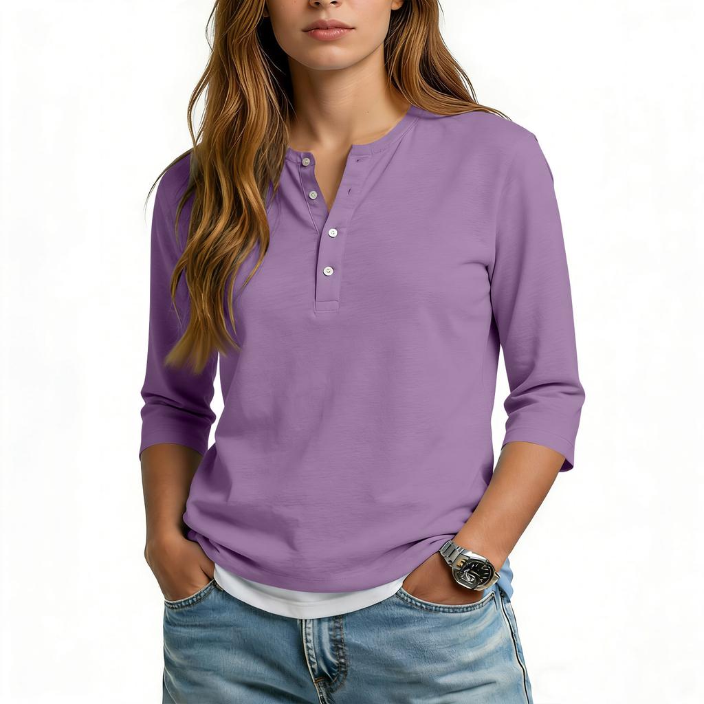 Camiseta informal de mujer con cuello en V, manga tres cuartos y botones decorativos.