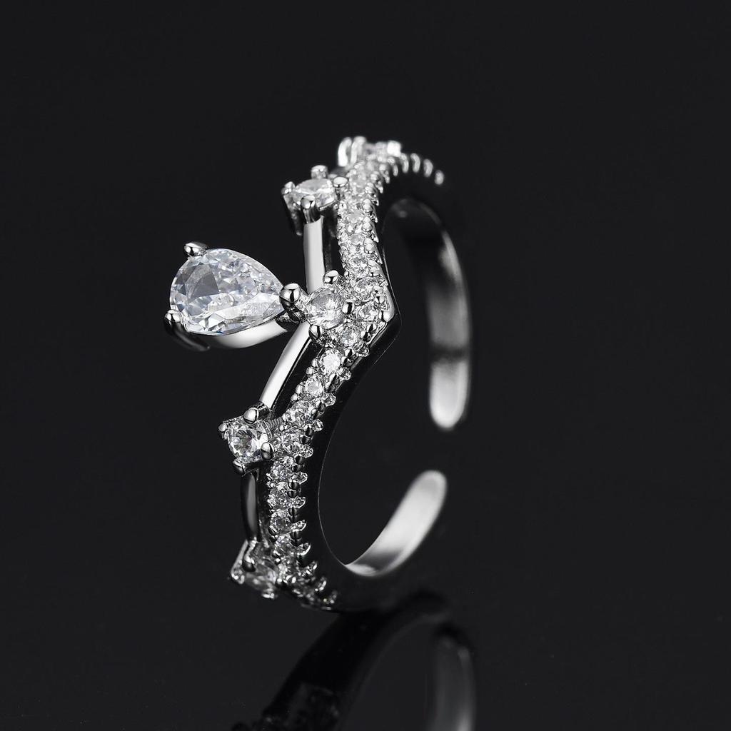 Princess Crown V-shaped Diamond Ring for Women: Luxurious Fashion Engagement Jewelry