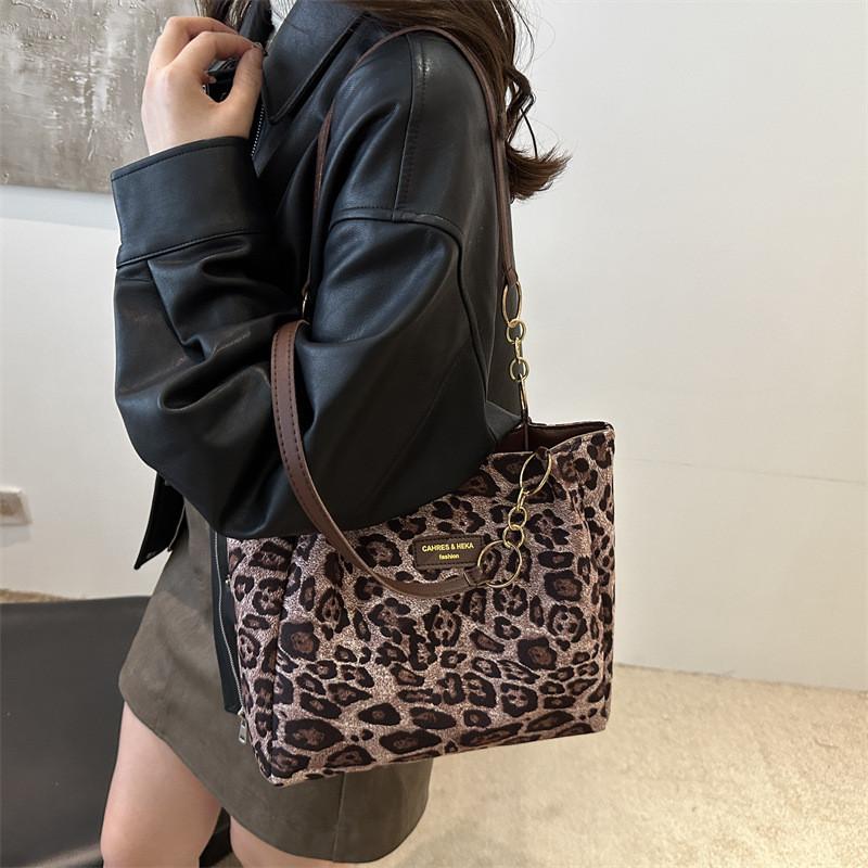 Trendy Leopard Pattern Tote Bag For Women Chic Minimalist Shoulder Handbag With Large Capacity