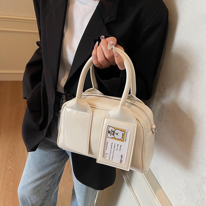 This year, Boston bags are popular for women's spring and summer 2025 new versatile messenger bags, simple women's portable pillow bags.