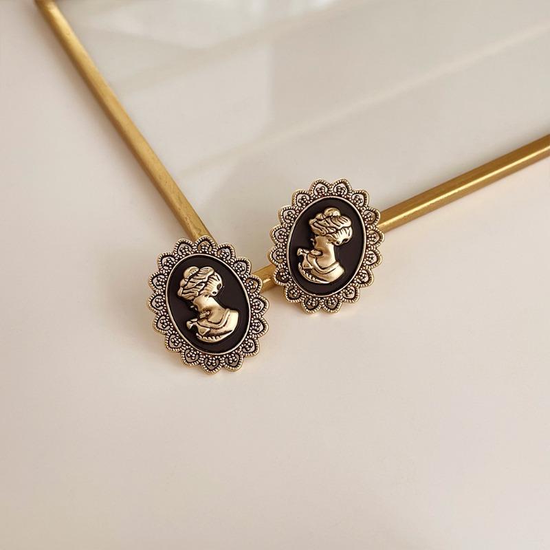 Retro fashion oil-dripping earrings niche temperament medieval style earrings personality high-end pearl earrings