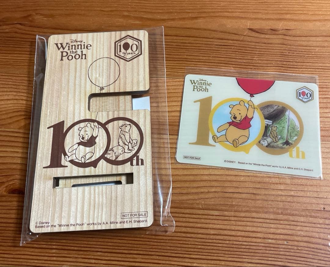 

[USED] Winnie the Pooh Exhibition Admission Bonus: Wooden Smartphone & Watch Stand Card
