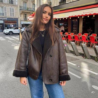 Damen Kurzjacke aus dunkelbraunem Shearling, Oberbekleidung mit Besatz aus Kunstleder