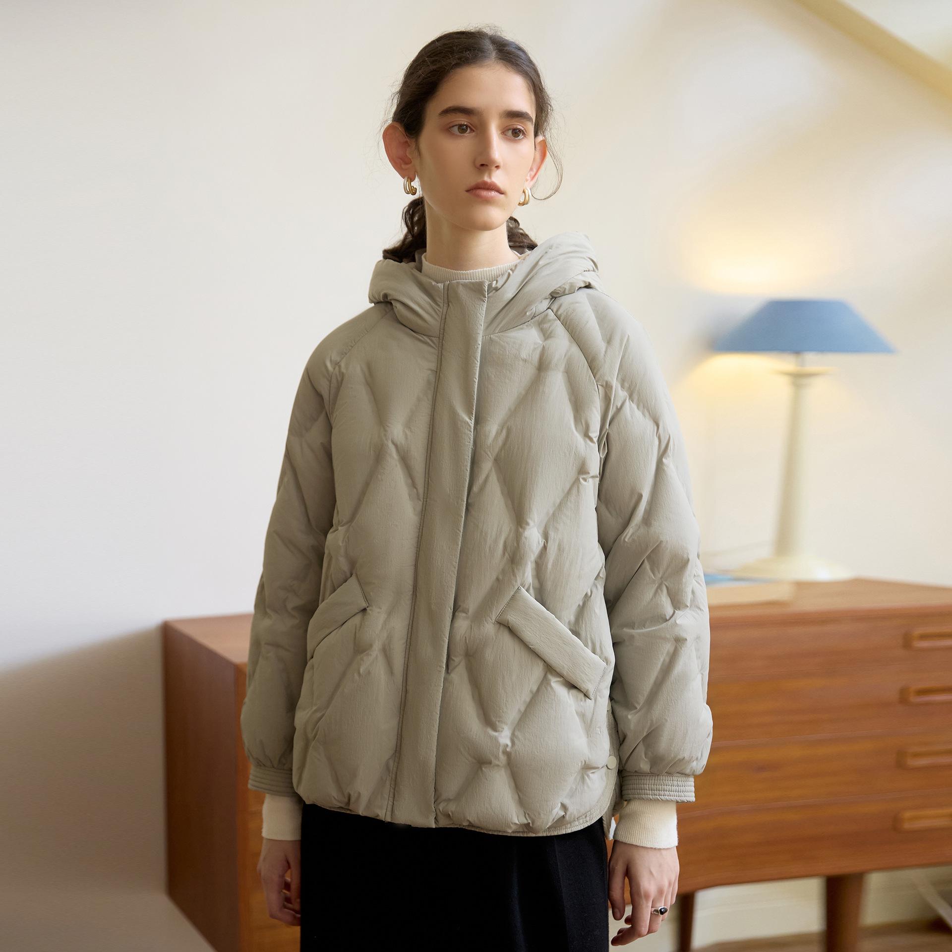 

Женская пуховая куртка с капюшоном на молнии в клетку аргайл - Теплая, свободного кроя с боковыми разрезами для осени и зимы. XL бежевый