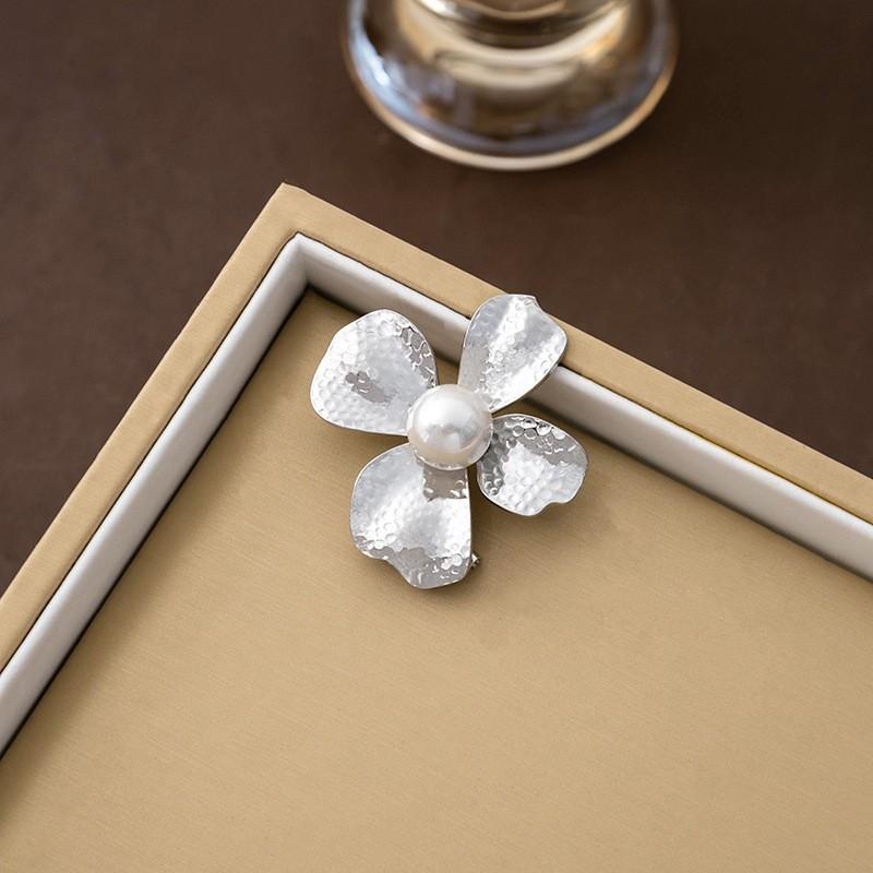 Retro Metal Four-Leaf Clover Brooch, Ancient Style Original Light Luxury Versatile Pearl Creative Accessories