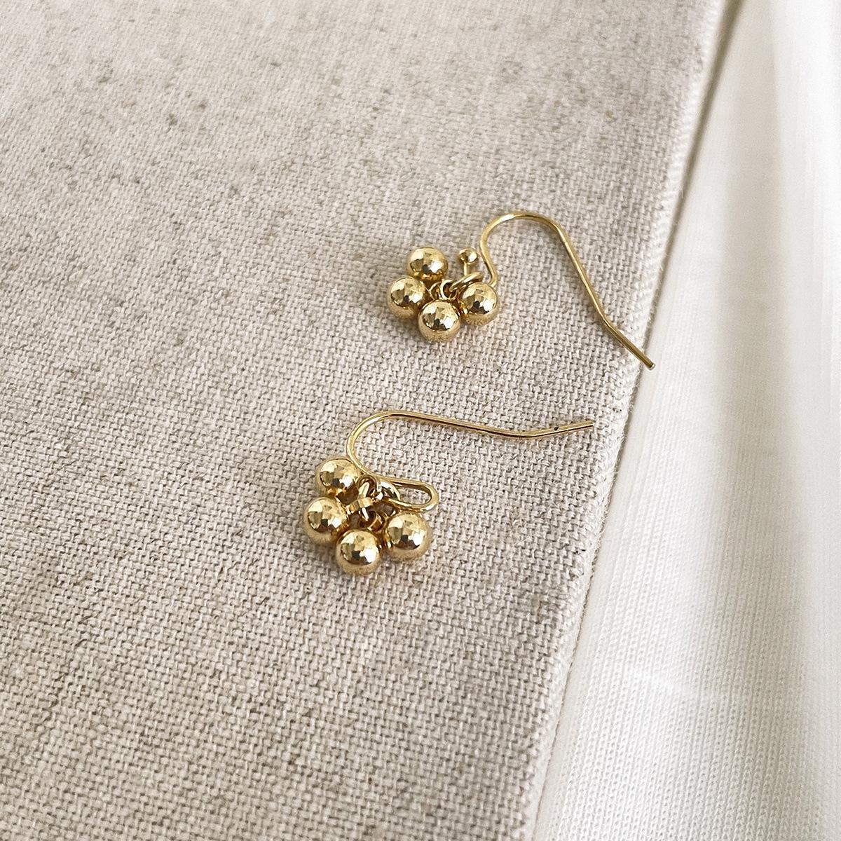 

Niche high-end cold temperament small round bead ear hook high-end niche versatile stud earrings minimalist ins ear hook copper