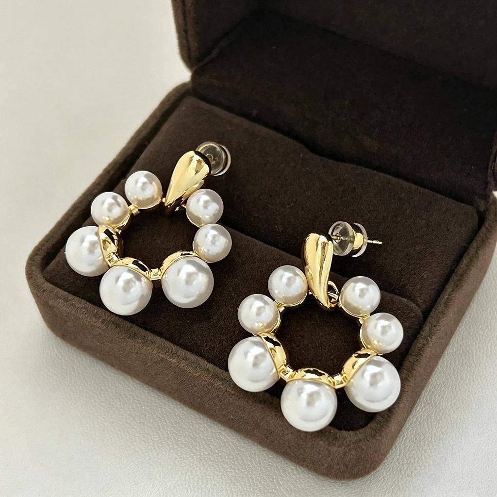 Gold Geometric French Retro Pearl Earrings: Fashionable, Versatile, and Luxurious for Women