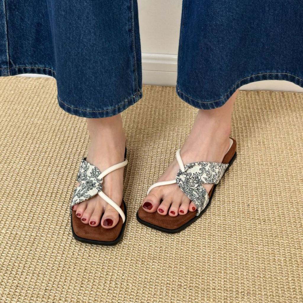 Thick-bottomed cross-strapped square-toed open-toed cool slippers for women's outerwear with skirt, wedge heel one-word slippers