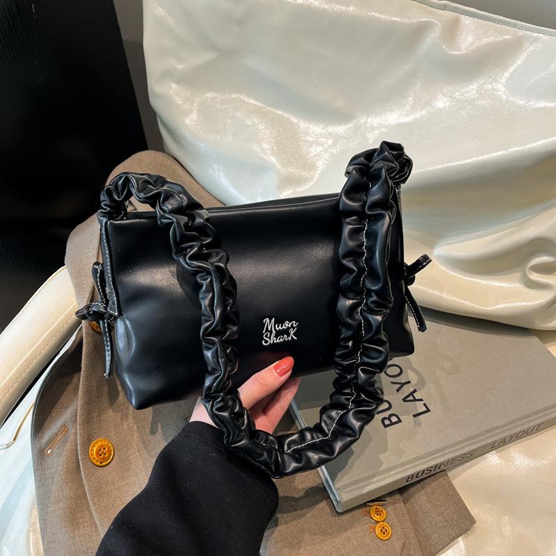 

Large capacity bag women s summer 2025 new niche design pleated shoulder messenger bag casual commuter bucket bag чёрный
