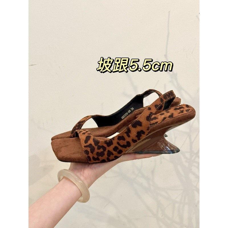 Deckenleopardenmuster! Temperament quadratischer Kopf Wildleder Wort mit Keilabsatz Sandalen Damen Sommer offene Zehenseite leer Sandalen