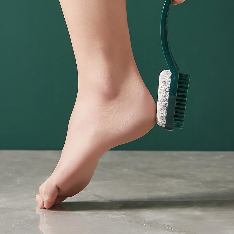 Zweiseitige Fußpeelingbürste mit Bimsstein: Peelt und reinigt Fußsohlen und Nagelhaut