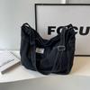 Hong Kong style denim messenger crossbody bag, casual single shoulder bag for women, fashionable design commuting bag.zwq