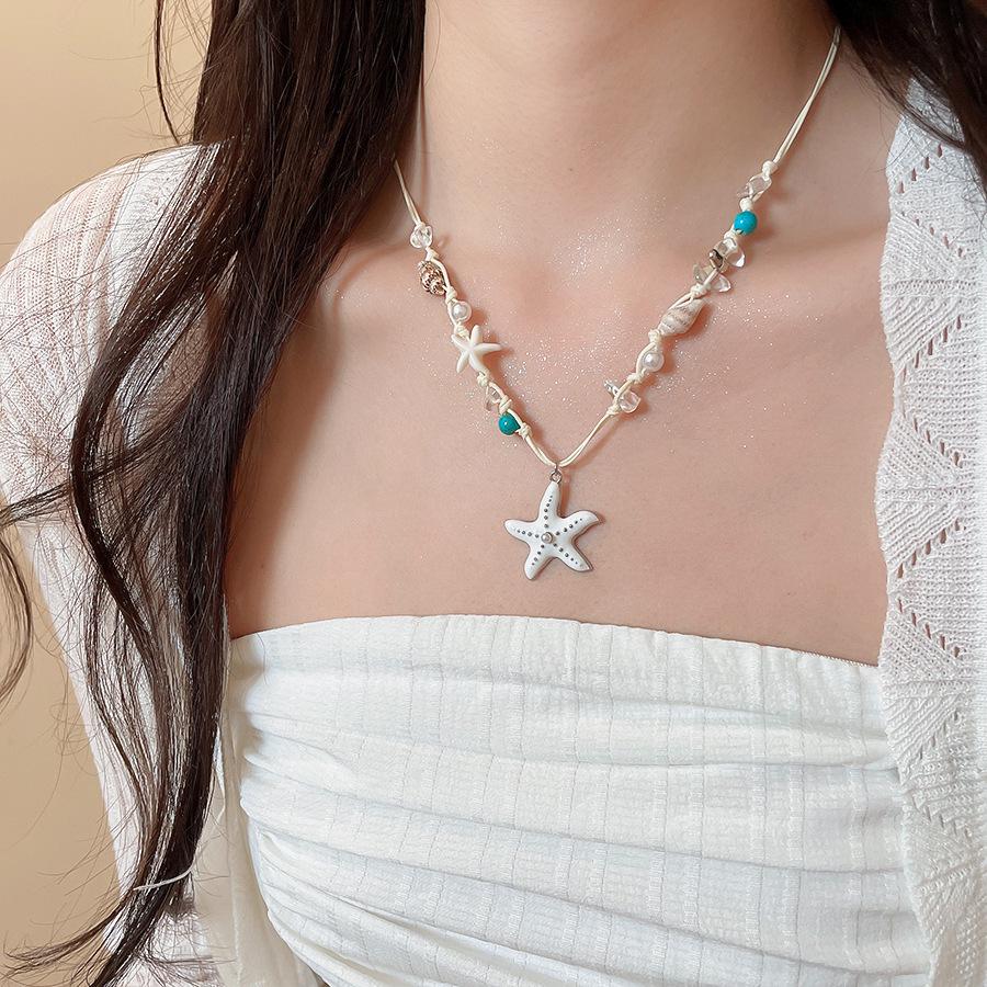 שרשרת בוהמית וינטג' עם גדילים לקפה, תליון פרפר אתני, שרשרת סוודר 2025.