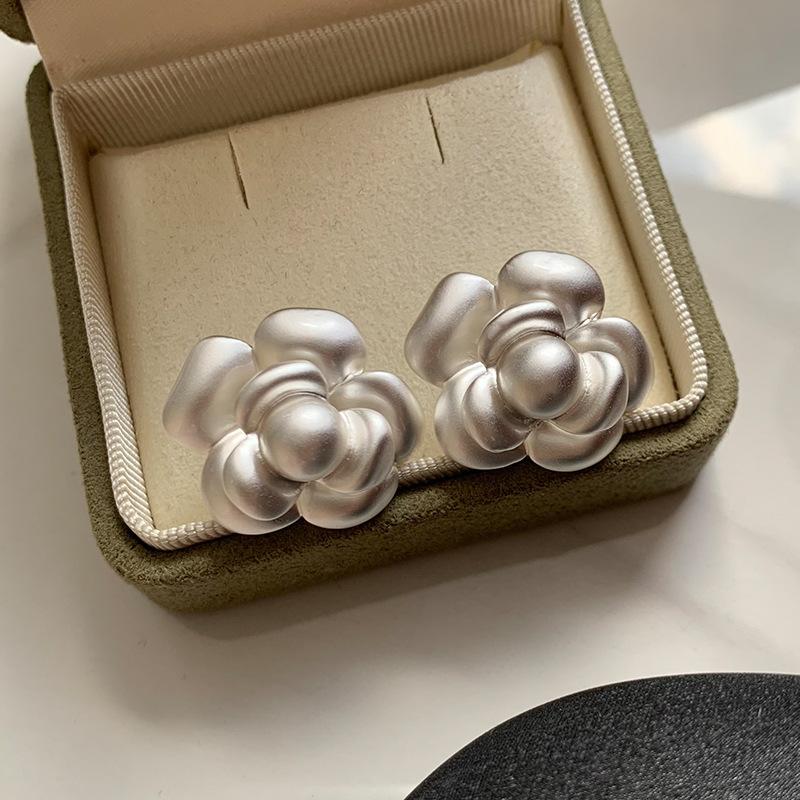 

S sterling silver needle retro camellia flower earrings women s light luxury metal stud earrings explosive ear jewelry