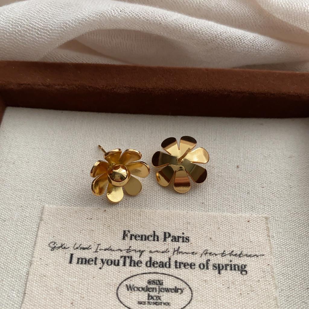 French Metal Flower Stud Earrings, Light Luxury Temperament, Niche Personality, Sweet And Cool, Fresh Wind, High-End Earrings.