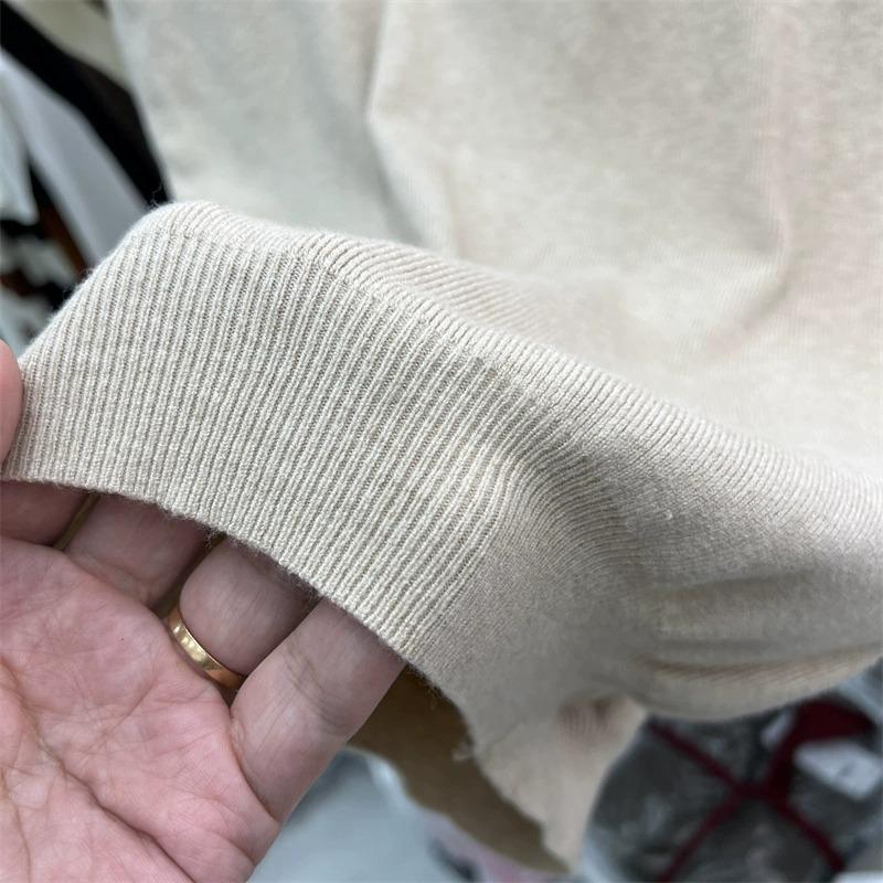 Dámský úzký pletený svetr s motýlkovými rukávy - poloviční vysoký límec, bez rukávů, jaro 2025