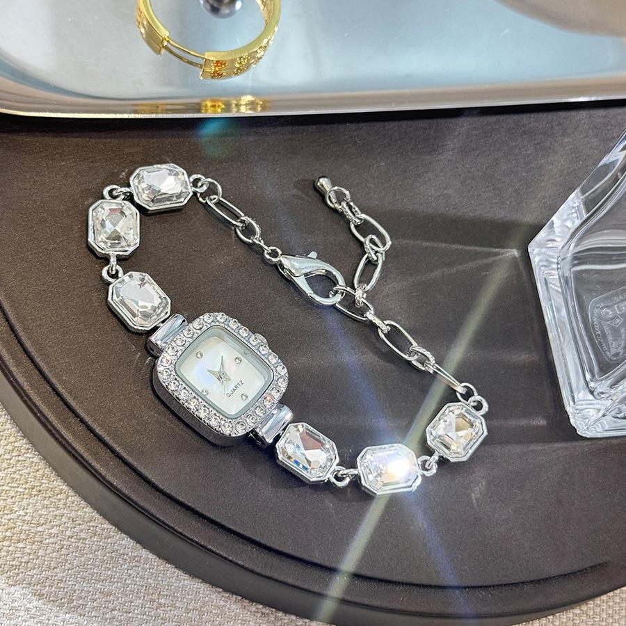 Montre Bracelet Quartz Simple Nacre Rectangulaire Étincelante Petit Cube de Sucre Fermoir Mousqueton Réglable Montre pour Femme