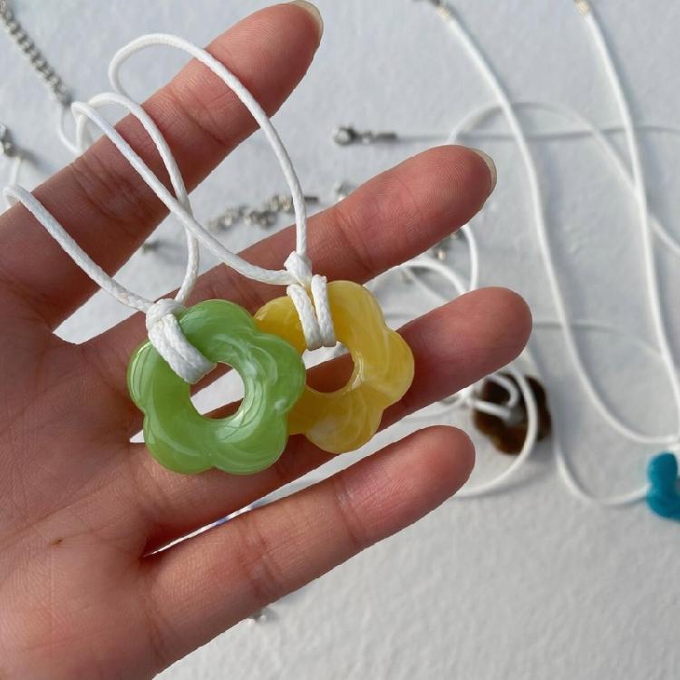 Acrylic Material Flower Neck Jewelry Pendant Choker Suitable for Any Occasion