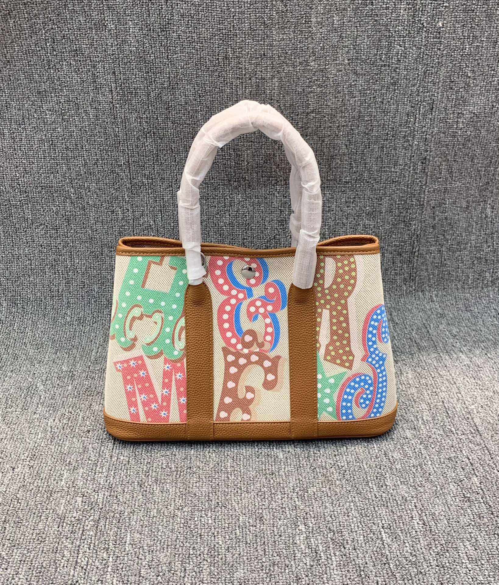 

Сумка женская Doodle Garden ручной росписи из лоскутного шитья из коровьей кожи и льна - Сумка, на плечо, через плечо, 2025. 30*13*21cm